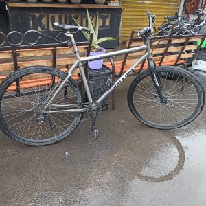 Bicicleta Híbrida On One Mediana 700er