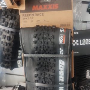 LLANTA MAXXIS REKON RACE 29X2.35 AR EXO/TR 120TPI Cara Negra